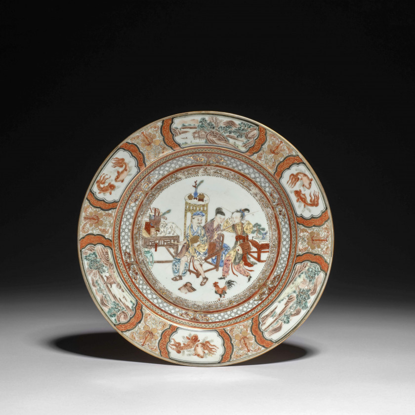 ASSIETTE EN PORCELAINE POLYCHROME, CHINE, DYNASTIE QING, ÉPOQUE YONGZHENG (1723-1735)