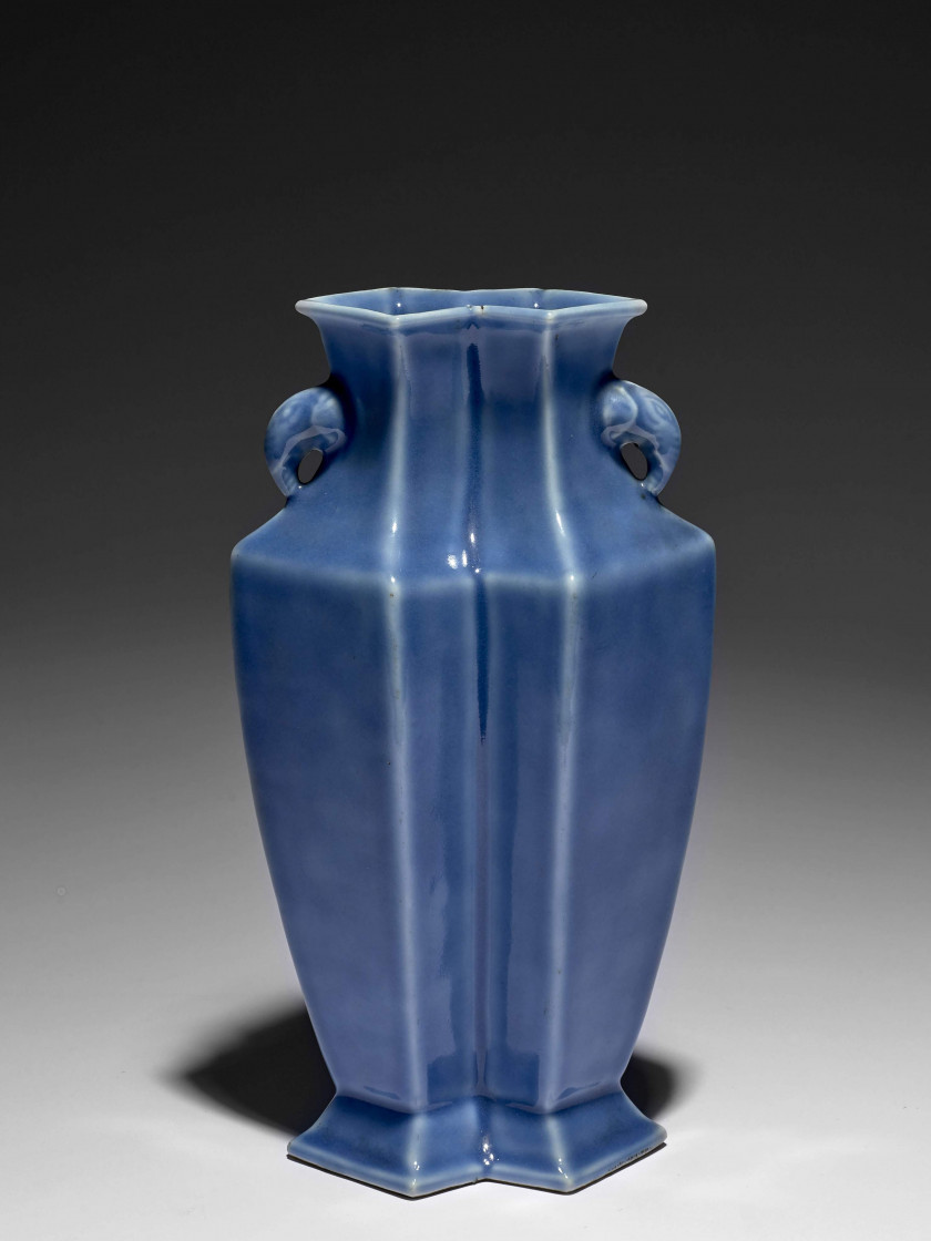 DOUBLE VASE EN PORCELAINE BLEUE, CHINE, DYNASTIE QING, XIXe SIÈCLE