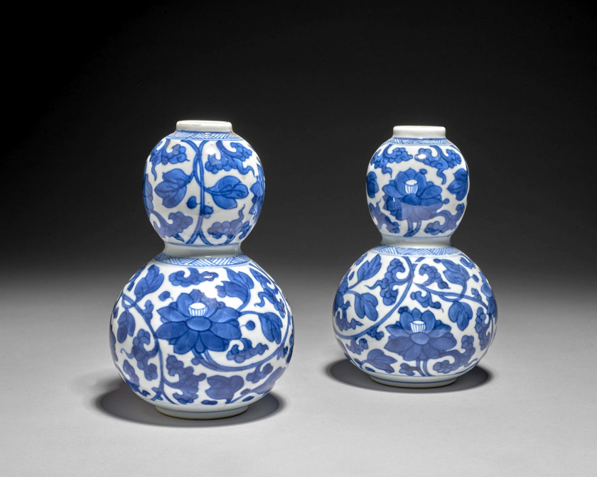 PAIRE DE VASES EN PORCELAINE BLEU BLANC, CHINE, DYNASTIE QING, ÉPOQUE KANGXI (1662 - 1722)