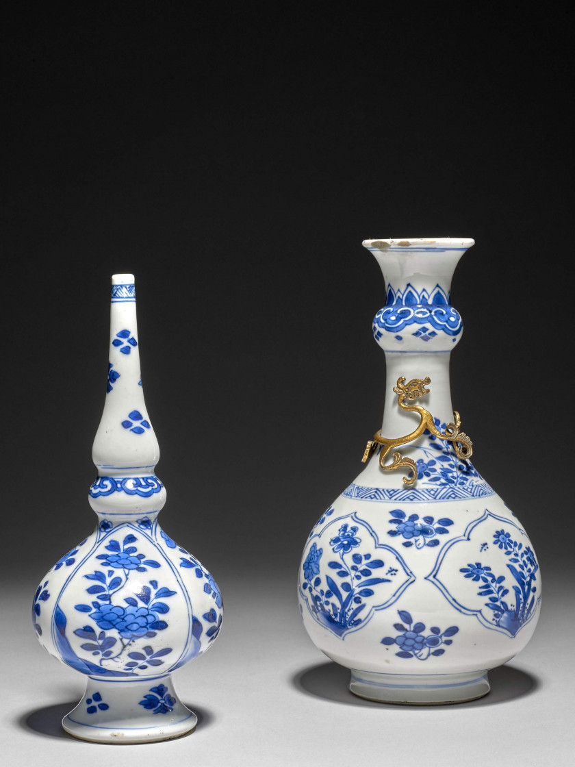 UN VASE ET UN ASPERSOIR EN PORCELAINE BLEU BLANC, CHINE, DYNASTIE QING, ÉPOQUE KANGXI (1662 - 1722)