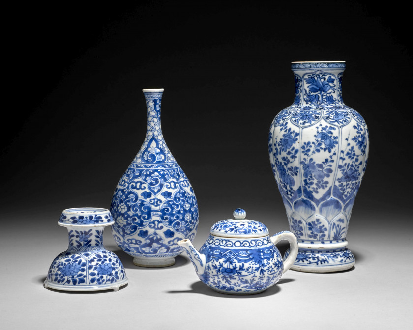 DEUX VASES, UNE THÉIÈRE ET UNE SALIÈRE EN PORCELAINE BLEU BLANC, CHINE, DYNASTIE QING, ÉPOQUE KANGXI (1662 - 1722)