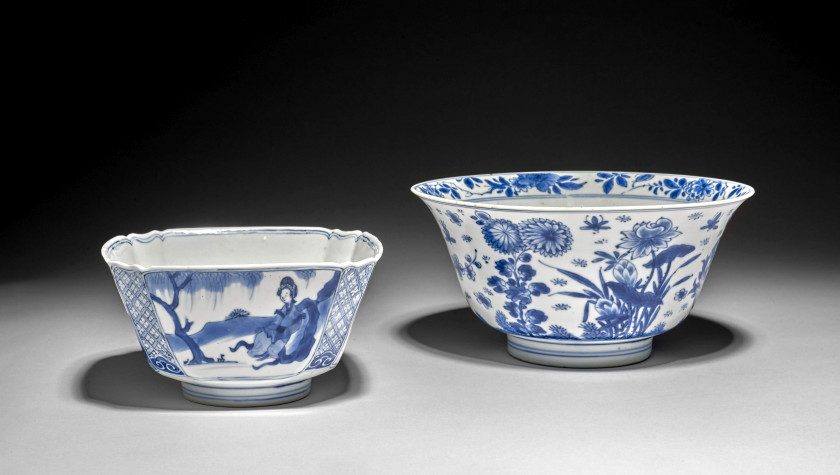 DEUX BOLS EN PORCELAINE BLEU BLANC, CHINE, DYNASTIE QING, ÉPOQUE KANGXI (1662 - 1722)