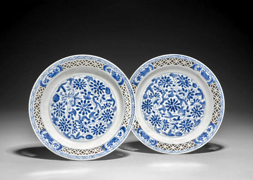 PAIRE D'ASSIETTES EN PORCELAINE BLEU BLANC, CHINE, DYNASTIE QING, ÉPOQUE KANGXI (1662 - 1722)