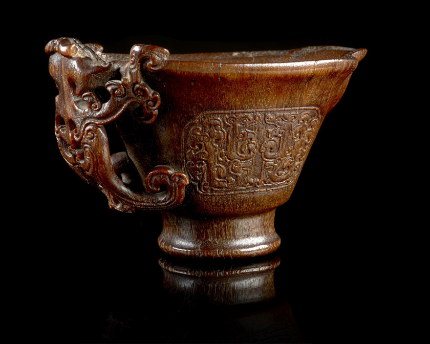 COUPE LIBATOIRE EN CORNE DE RHINOCÉROS SCULPTÉE, CHINE, DYNASTIE QING, FIN DU XVIIe SIÈCLE