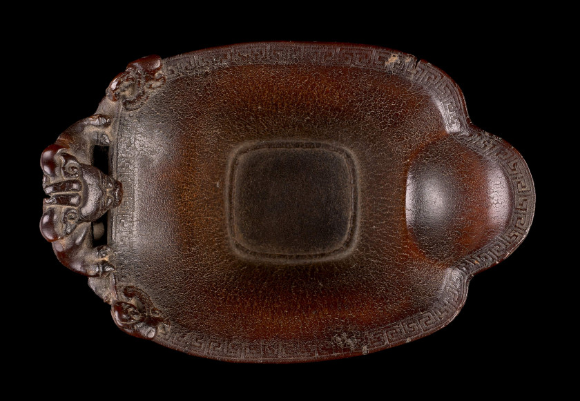 COUPE LIBATOIRE EN CORNE DE RHINOCÉROS SCULPTÉE, CHINE, DYNASTIE QING, FIN DU XVIIe SIÈCLE