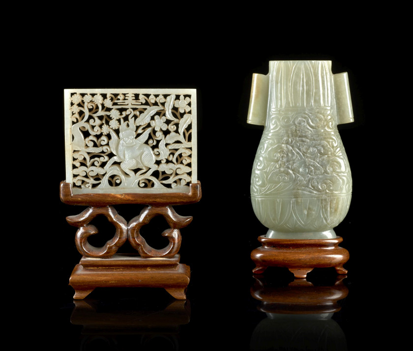 PETIT VASE ET PLAQUE EN JADE CÉLADON, CHINE, DYNASTIE QING, XIXe SIÈCLE