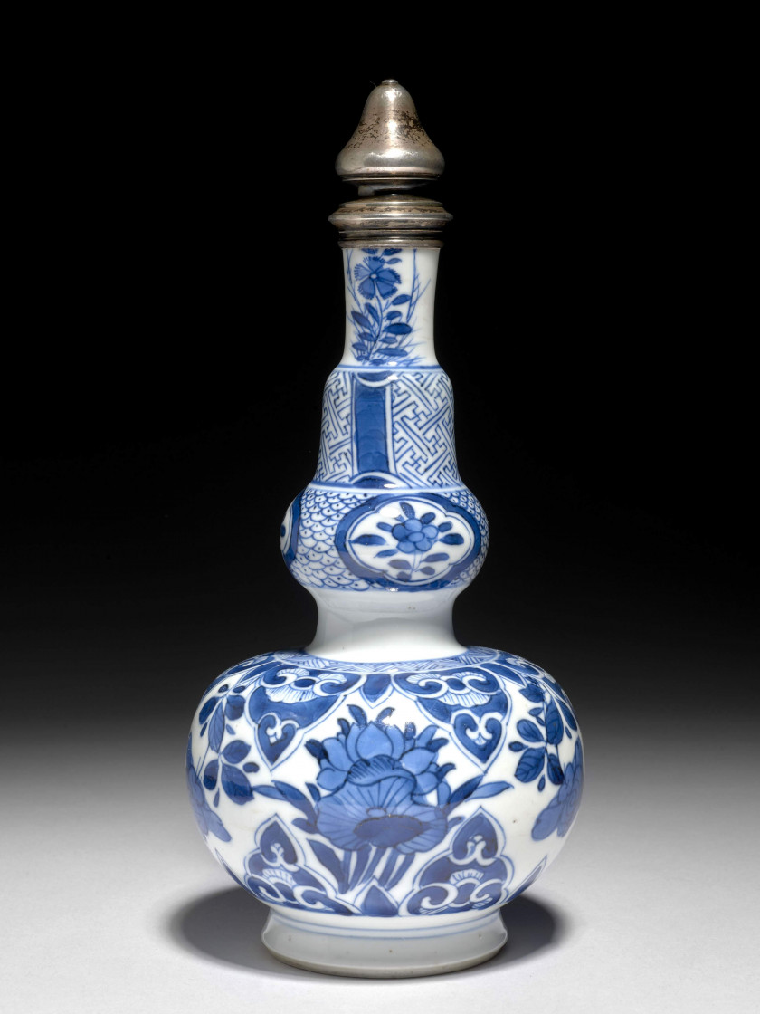 PETIT VASE EN PORCELAINE BLEU BLANC MONTÉ EN ARGENTE POUR LE MARCHÉ OTTOMAN, CHINE, DYNASTIE QING, ÉPOQUE KANGXI (1662-1722)