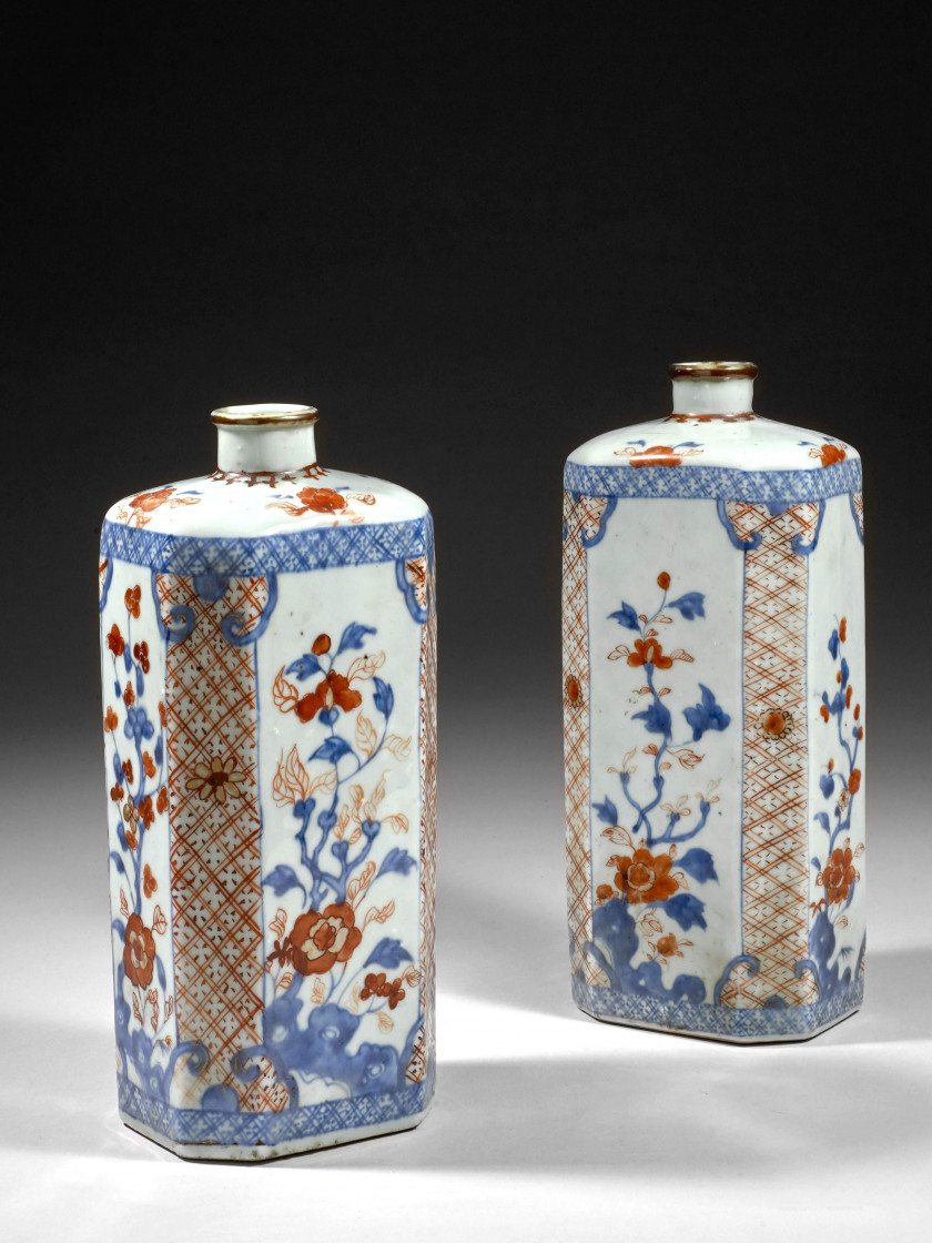 PAIRE DE BOUTEILLES EN PORCELAINE IMARI CHINOIS, CHINE, DYNASTIE QING, XVIIIe SIÈCLE