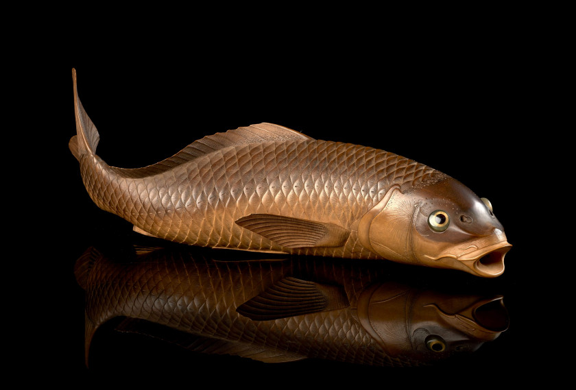 CARPE EN BUIS SCULPTÉ LES YEUX INCRUSTÉS D'ÉCAILLE, JAPON, ÉPOQUE MEIJI, CIRCA 1900