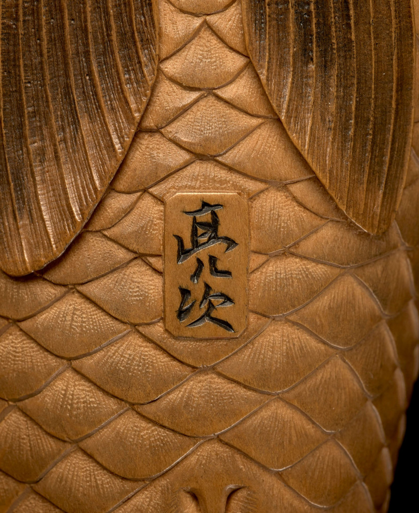 CARPE EN BUIS SCULPTÉ LES YEUX INCRUSTÉS D'ÉCAILLE, JAPON, ÉPOQUE MEIJI, CIRCA 1900