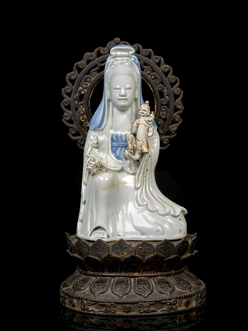 STATUETTE DE GUANYIN EN PORCELAINE BLEU BLANC, CHINE, DYNASTIE QING, XVIIIe SIÈCLE ET SON SOCLE EN BRONZE DU XIXe SIÈCLE