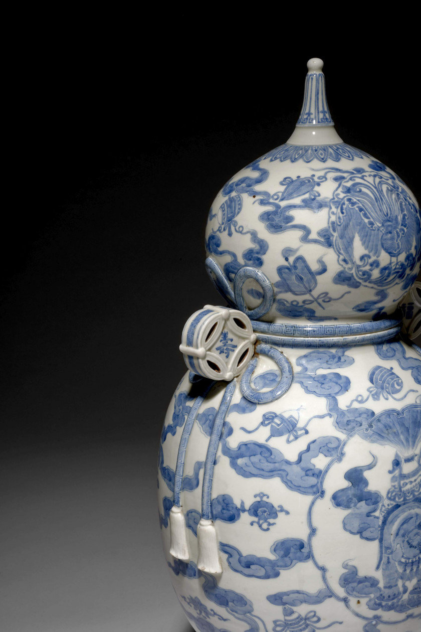 GRAND VASE COUVERT EN PORCELAINE BLEU BLANC, JAPON, ÉPOQUE EDO, XIXe SIÈCLE