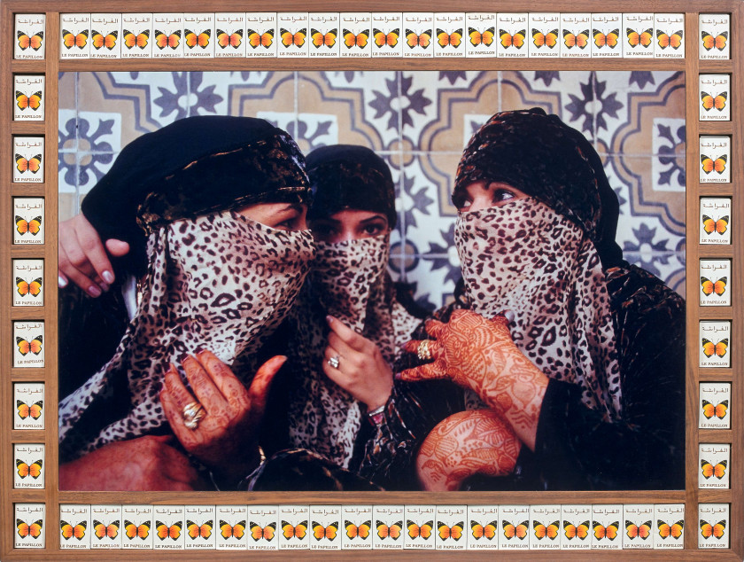 Hassan HAJJAJ Né en 1961 Gossiping - 2000 Tirage chromogénique dans un emboîtage en bois composé de boîtes d'allumettes