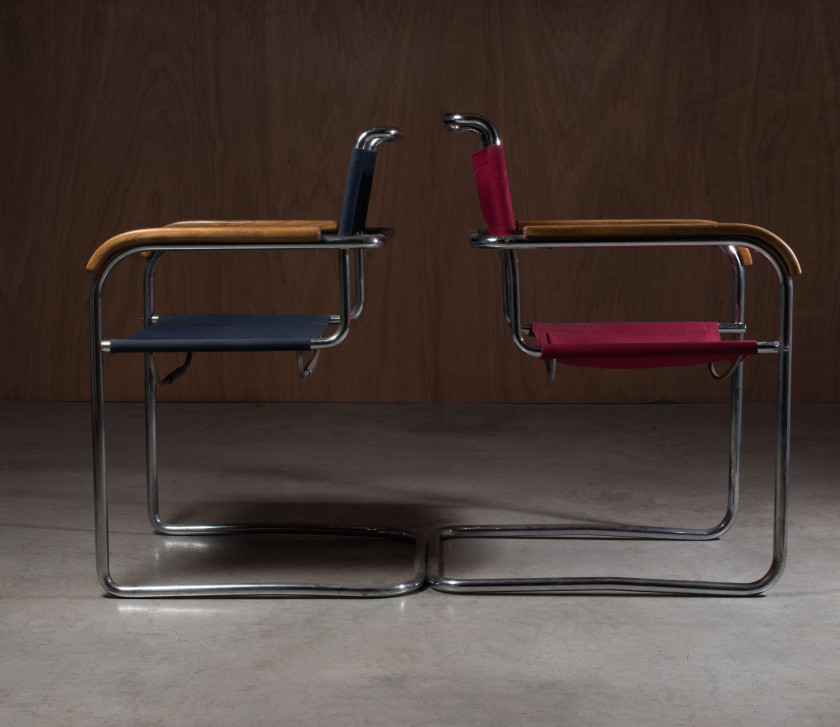 Marcel BREUER (1902-1981) Paire de fauteuils mod. B34 - 1933 Structure en tube d'acier chromé, accotoirs en bois, assise et dossier...