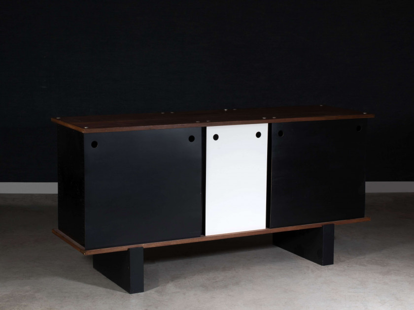 Charlotte PERRIAND (1903-1999) Buffet mod. Bloc dit "Cansado" 1959/63 Piètement et structure en tôle de métal laqué noir, plateau en...