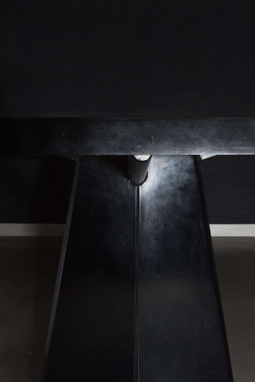 Jean PROUVE (1901 -1984) Table dite "Trapèze" - 1954 Piètement en tôle d'acier plié et laqué noir, plateau en bois recouvert de méla..