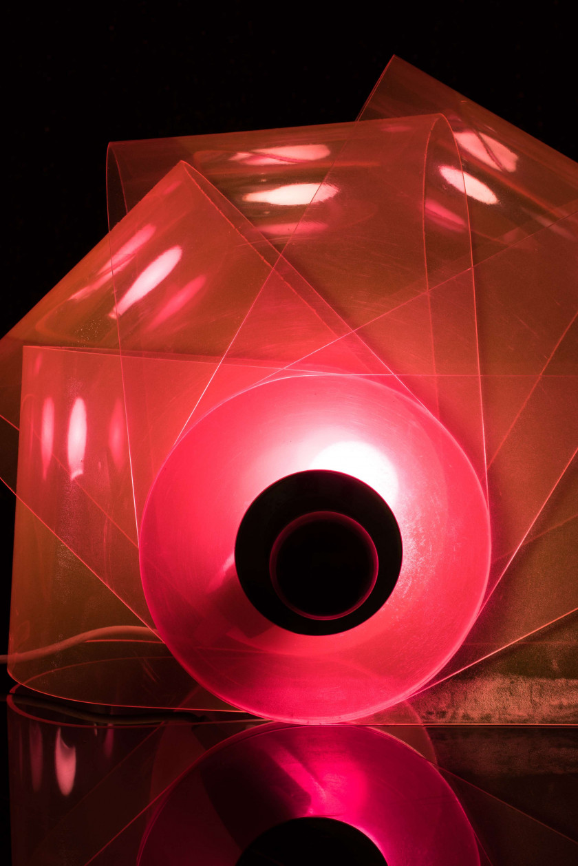 Groupe SUPERSTUDIO (Fondé en 1966) Lampe mod. Gherpe - Circa 1969 Réflecteurs en méthacrylate rose cintrés
