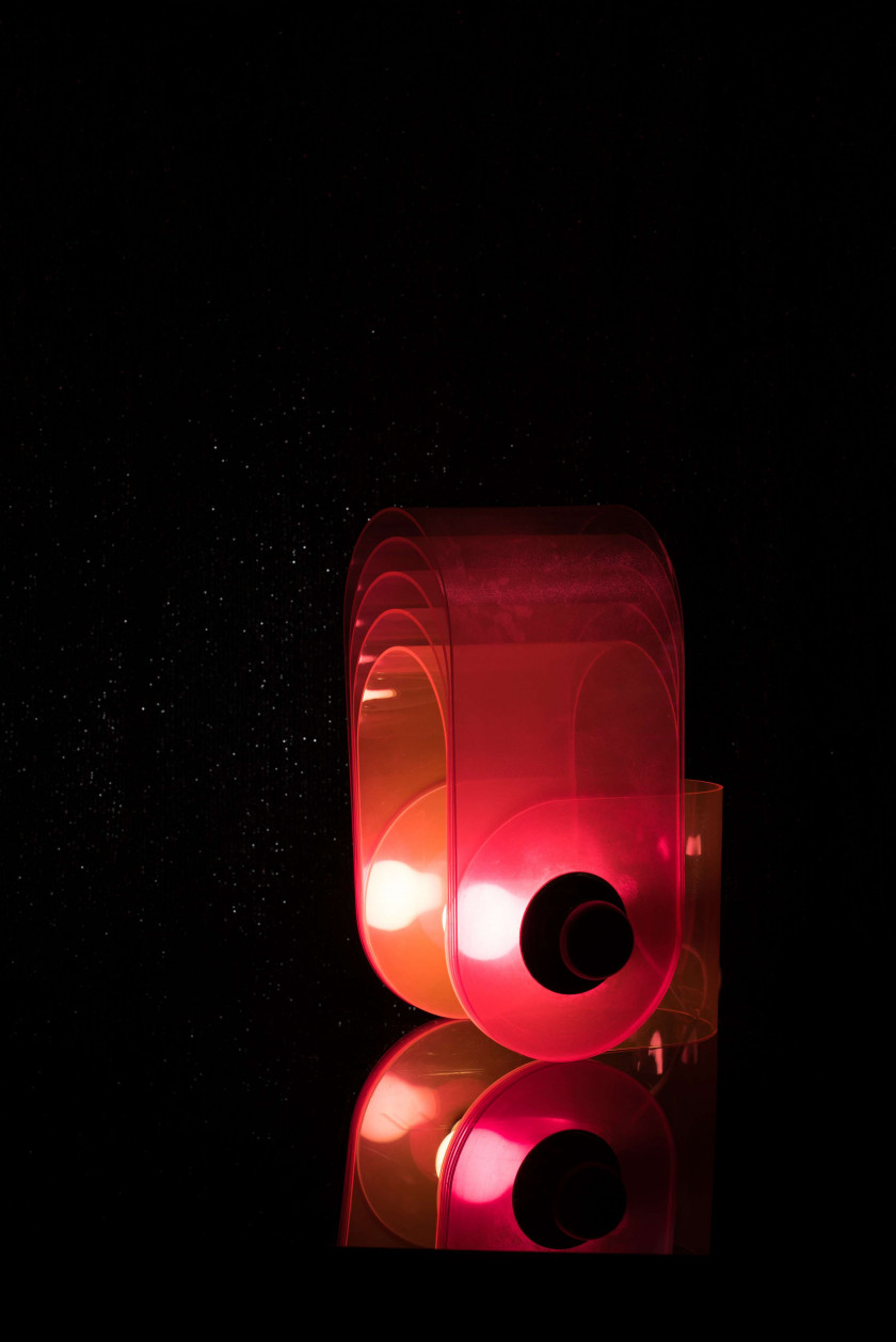 Groupe SUPERSTUDIO (Fondé en 1966) Lampe mod. Gherpe - Circa 1969 Réflecteurs en méthacrylate rose cintrés