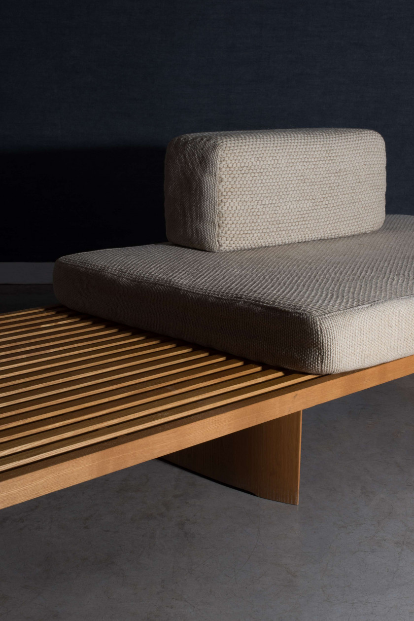 Charlotte PERRIAND (1903-1999) Importante banquette dite "Tokyo" - 1954 Piètement et structure en frêne massif, coussins et matelas...