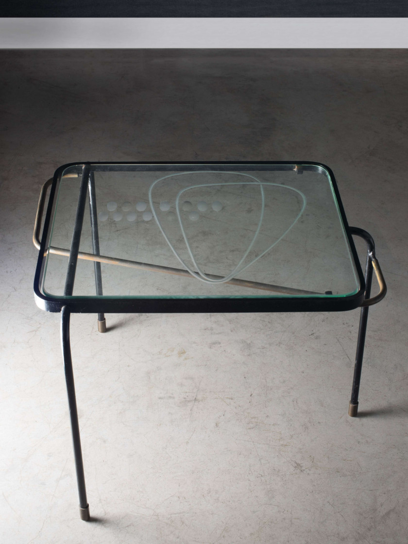 Mathieu MATEGOT (1910 - 2001) Tables gigognes - Création 1956 Structure en métal laqué noir et laiton, plateaux en verre gravé Métal...