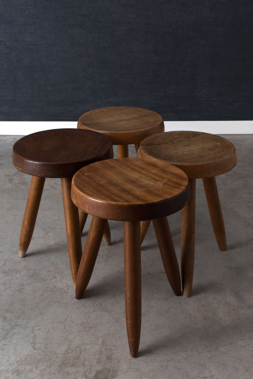 Charlotte PERRIAND (1903-1999) Ensemble de quatre tabourets hauts dits "Berger" - Circa 1950 Piètement et assise en bois massif