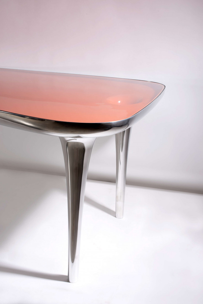 Marc NEWSON (Né en 1963) Table dite "Black Hole Chop Top" - 2004 Piètement et structure en aluminium poli, aluminium laqué orange, p...