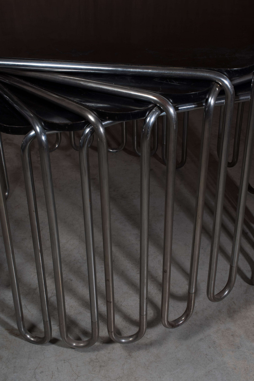 Marcel BREUER (1902-1981) Rare ensemble de cinq tables mod. B10 - Création 1927 PIètement en tube d'acier chromé, plateau en bois la..