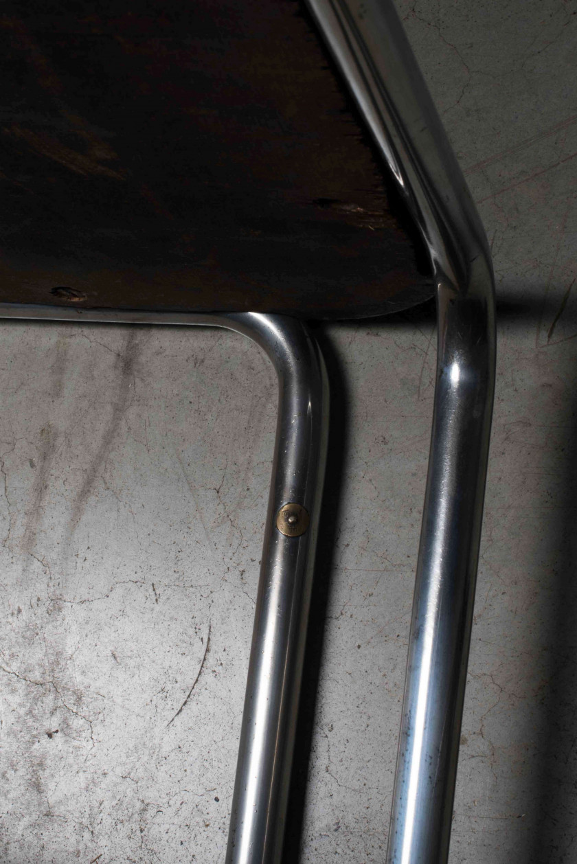Marcel BREUER (1902-1981) Rare ensemble de cinq tables mod. B10 - Création 1927 PIètement en tube d'acier chromé, plateau en bois la..