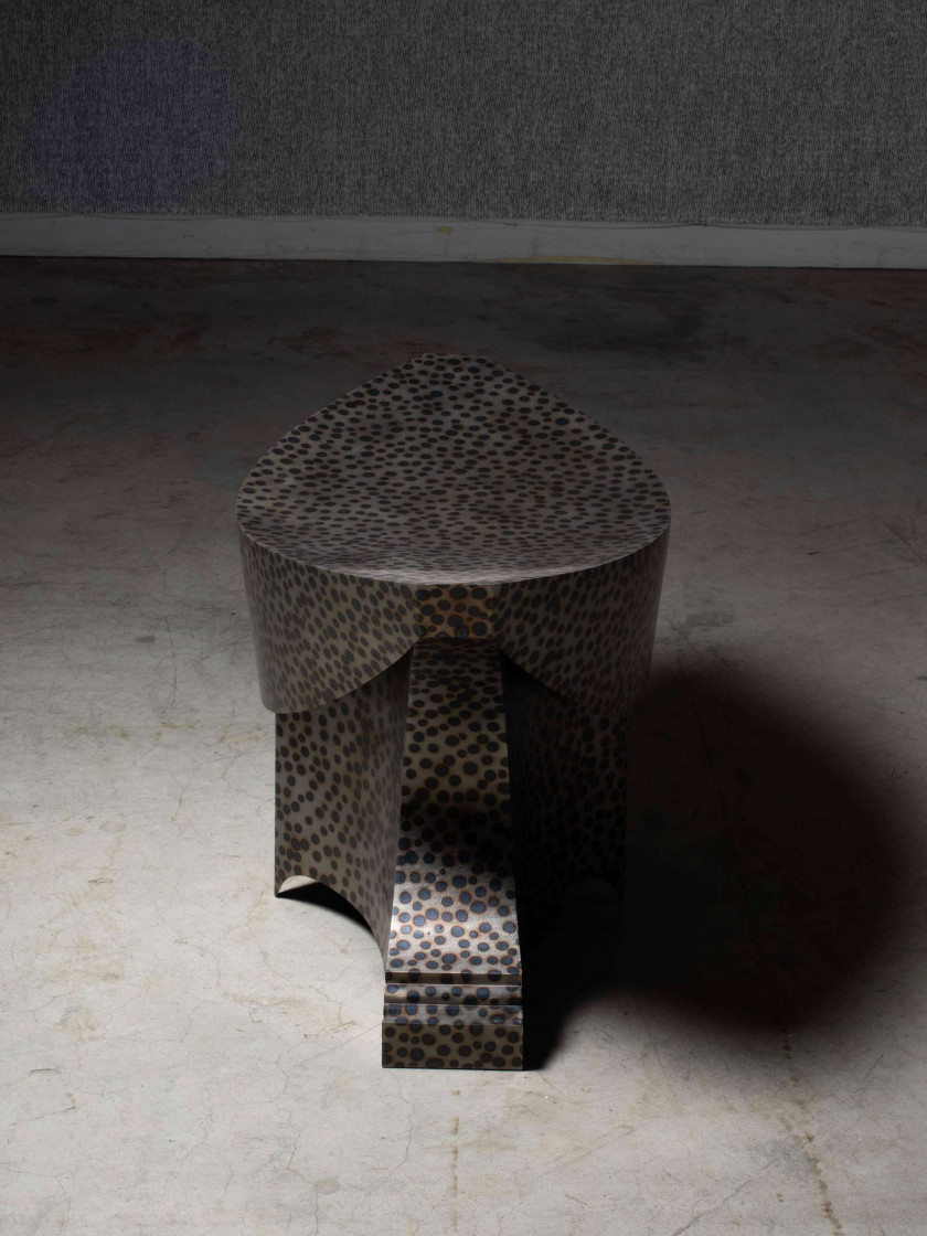 André DUBREUIL (Né en 1951) Tabouret dit "Enclume" - Circa 1990 Structure en acier soudé, décor à l'acétylène