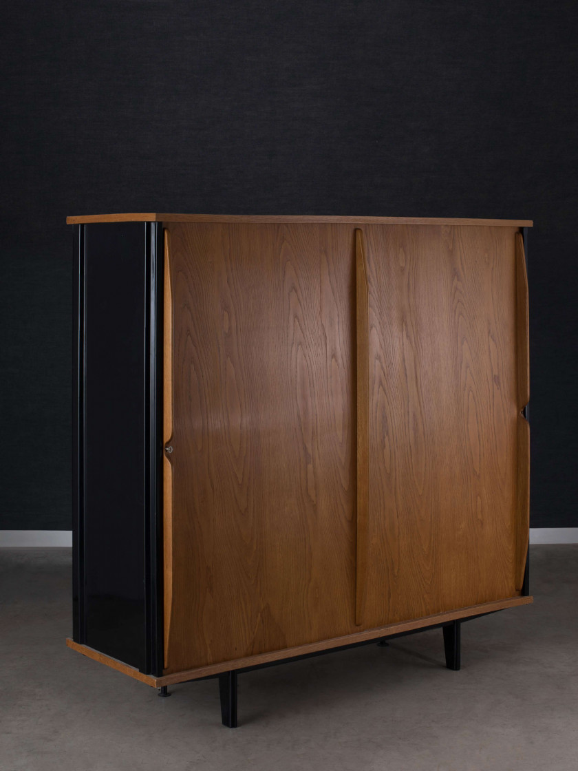 Jean PROUVE (1901 -1984) Armoire mod. AG11 variante à serrure – 1947 Structure et flancs en tôle d'acier laqué noir, plateaux, étagè..