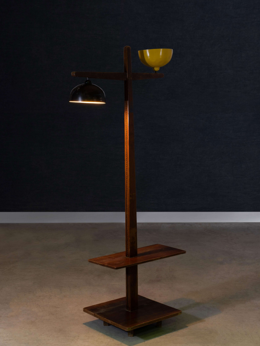 Pierre JEANNERET (1896 - 1967) Lampadaire à deux lumières dit "Standard Lamp" - Circa 1955/56 Piètement et structure en teck, réflec...