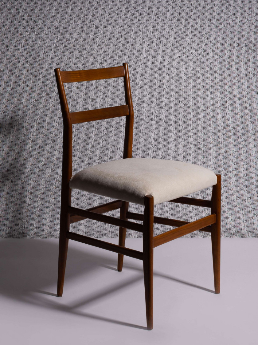 Gio PONTI (1891 - 1979) Suite de huit chaises mod. 646 dites "Leggera" - Circa 1960 Structure en bois massif, tapissé de toile de co...