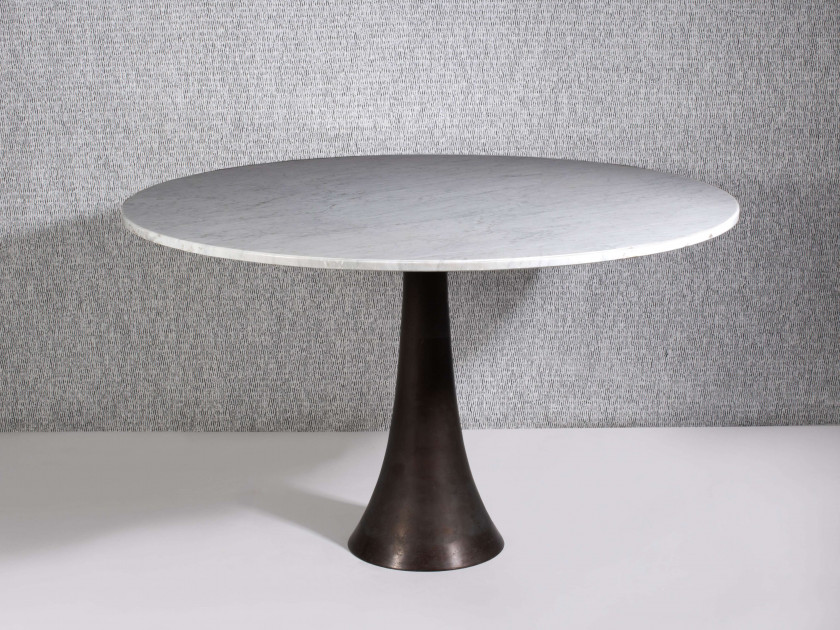 Angelo MANGIAROTTI (Né en 1921) Table mod.302 - Circa 1960 Pied en bronze, plateau en marbre de Carrare