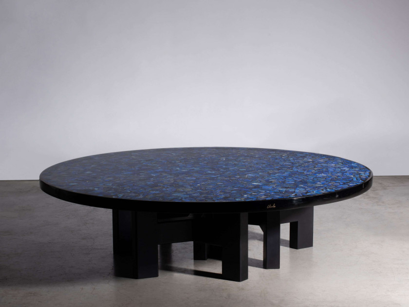 Ado CHALE (Né en 1928) Table basse - Circa 1970 Piètement en acier laqué noir et plateau en lapis lazuli et résine