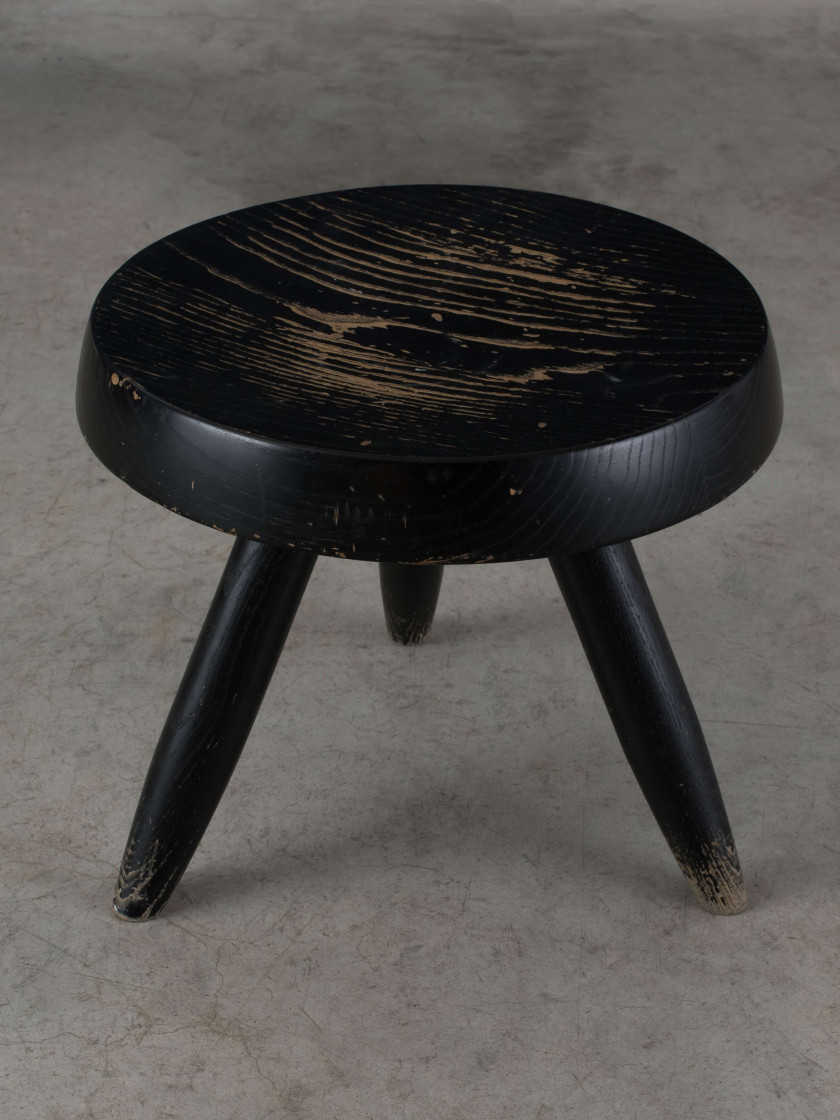 Charlotte PERRIAND (1903-1999) Tabouret dit "Berger" - circa 1950 Piètement et assise en bois massif teinté noir