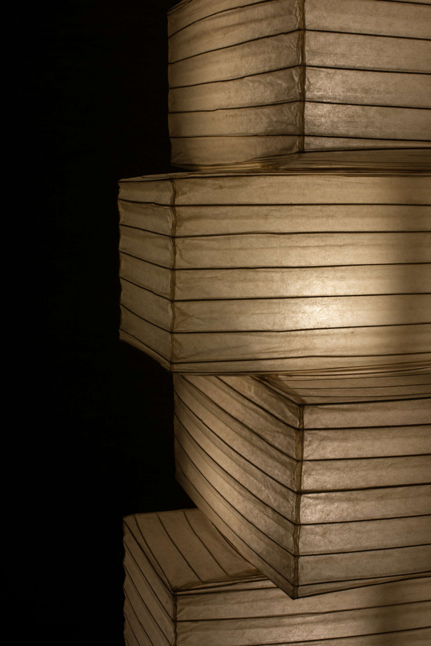 Isamu NOGUCHI (1904 - 1988) Lampadaire - circa 1960 Base en fonte d'acier laqué noir, réflecteur en papier de riz