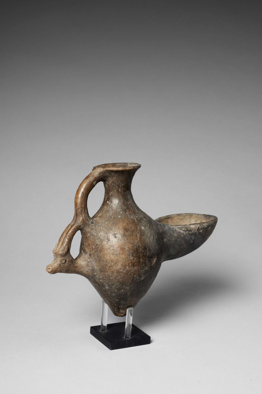 VASE LIBATOIRE EN TERRE CUITE, AZERBAÏDJAN, ART PARTHE, FIN DU 1er MILLÉNAIRE AV. J.C.