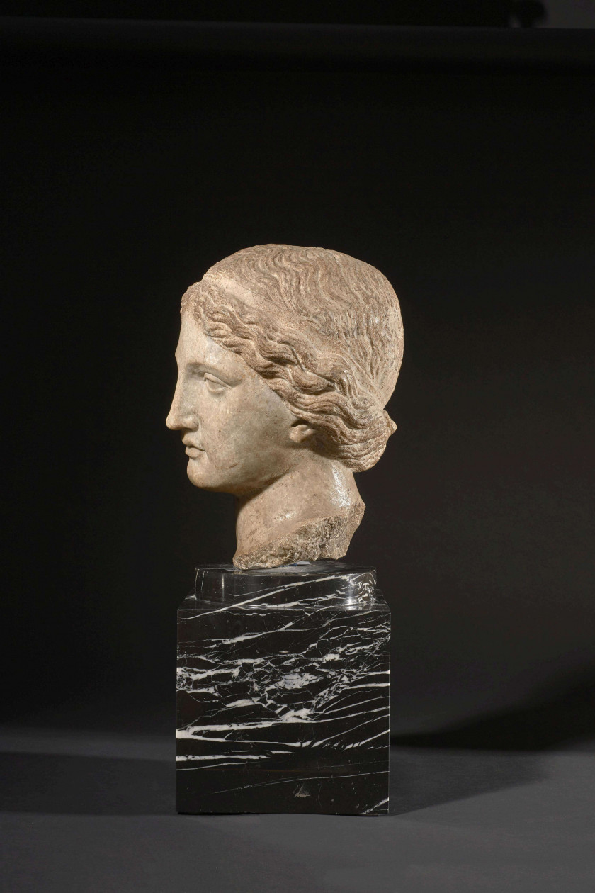 TÊTE D'APHRODITE EN MARBRE, ART ROMAIN, VERS LE 2e SIÈCLE