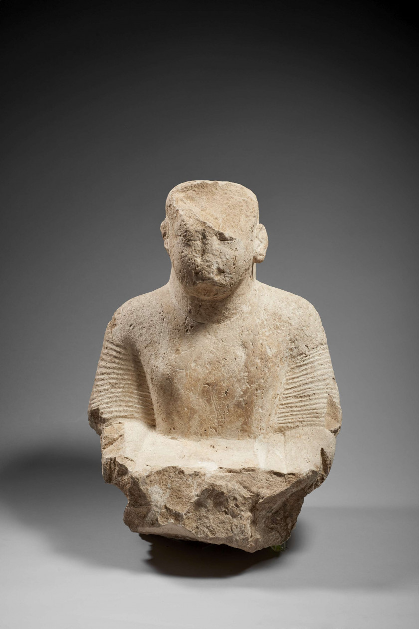 BUSTE D'HOMME EN APPUI SUR UN PILIER DORSAL EN CALCAIRE, ÉGYPTE, NOUVEL EMPIRE, DÉBUT DE LA XIXe DYNASTIE