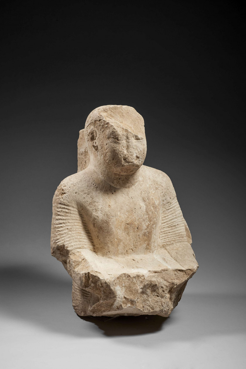 BUSTE D'HOMME EN APPUI SUR UN PILIER DORSAL EN CALCAIRE, ÉGYPTE, NOUVEL EMPIRE, DÉBUT DE LA XIXe DYNASTIE