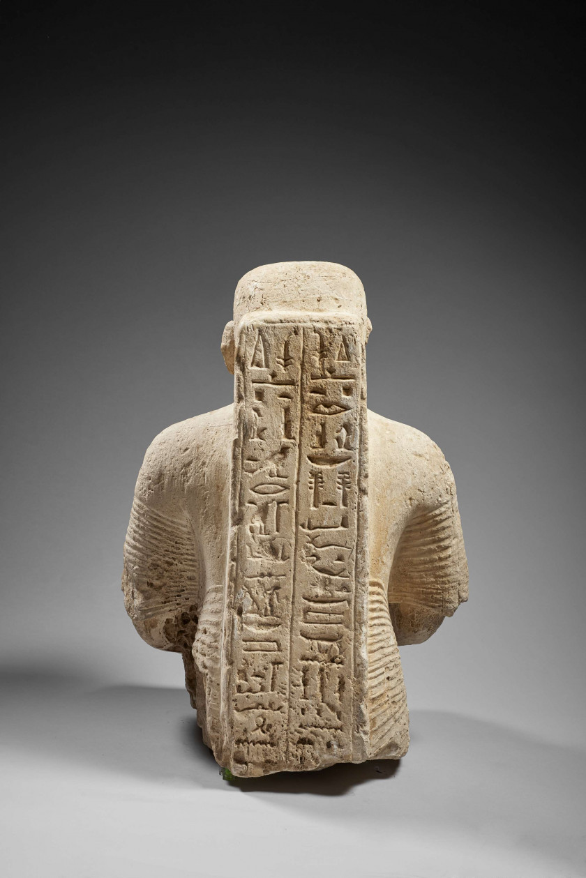 BUSTE D'HOMME EN APPUI SUR UN PILIER DORSAL EN CALCAIRE, ÉGYPTE, NOUVEL EMPIRE, DÉBUT DE LA XIXe DYNASTIE