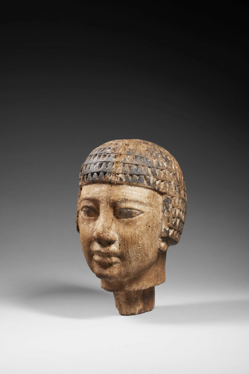 TÊTE D'HOMME EN BOIS POLYCHROME, ÉGYPTE, STYLE ANCIEN EMPIRE