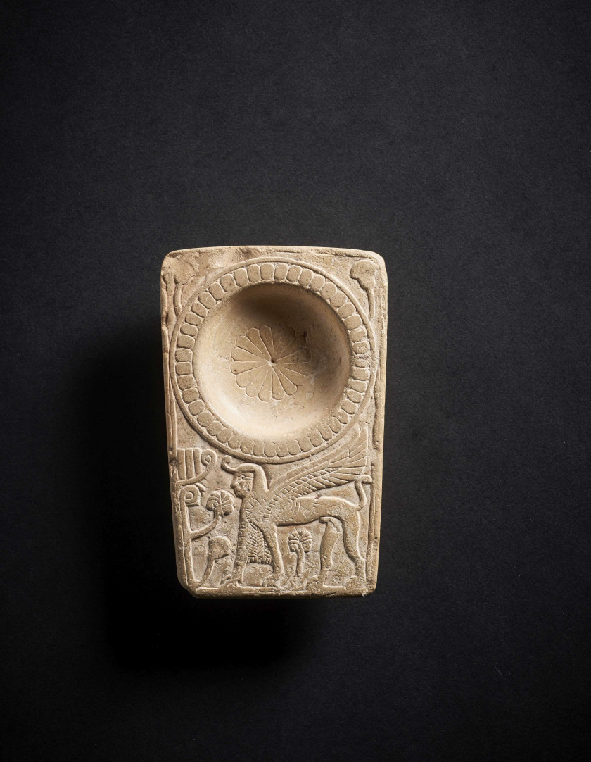 PALETTE À FARD EN CALCAIRE, ART PHÉNICIEN, MILIEU DU 1ER MILLÉNAIRE AV. J.C.