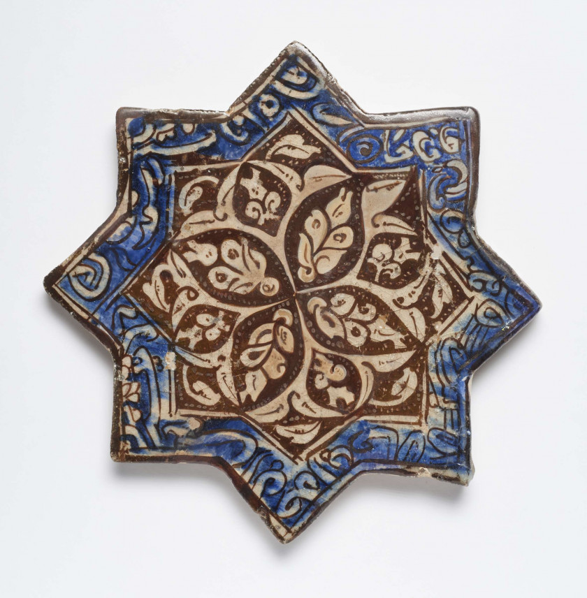 ÉTOILE EN CÉRAMIQUE LUSTRÉE À DÉCOR DE ROSACE, KASHAN, ART ILKHANIDE, DÉBUT DU 14e SIÈCLE