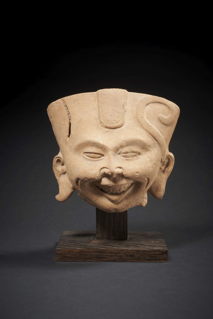 TÊTE D'UNE STATUETTE DE "TYPE SOURIANT" Culture Totonaque, Veracruz, Golfe du Mexique, Mexique Période classique 450-650 ap. J.-C.