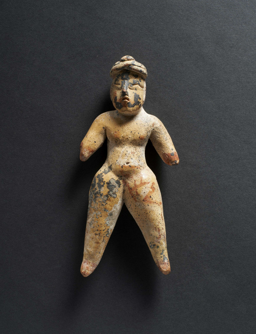 PETITE VENUS CALLIPYGE, DEBOUT, BRAS ÉCARTÉS Culture Tlatilco, vallée de Mexico, Mexique Période préclassique 1200-900 av .J.-C.