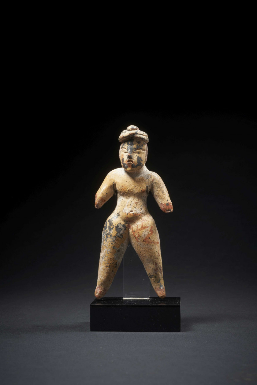 PETITE VENUS CALLIPYGE, DEBOUT, BRAS ÉCARTÉS Culture Tlatilco, vallée de Mexico, Mexique Période préclassique 1200-900 av .J.-C.