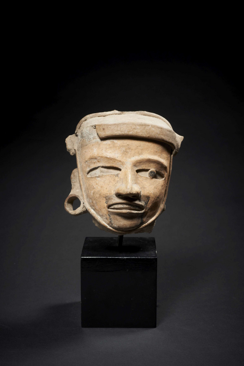 TÊTE D'UNE STATUETTE ANTHROPOMORPHE Culture Veracruz, Remojadas, Côte du Golfe, Mexique Période classique 450-650 ap. J.-C.