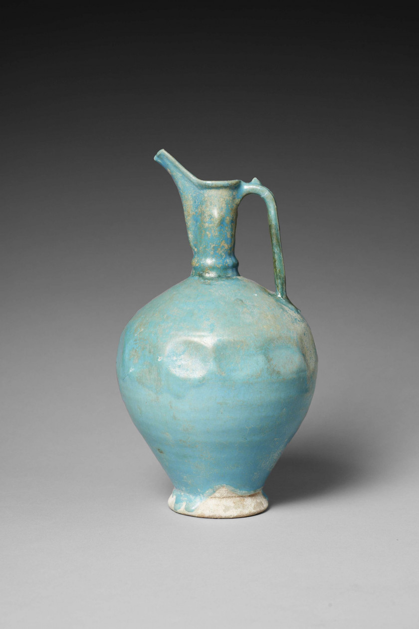 AIGUIÈRE EN CÉRAMIQUE TURQUOISE, ART SELDJOUKIDE, 12e SIÈCLE