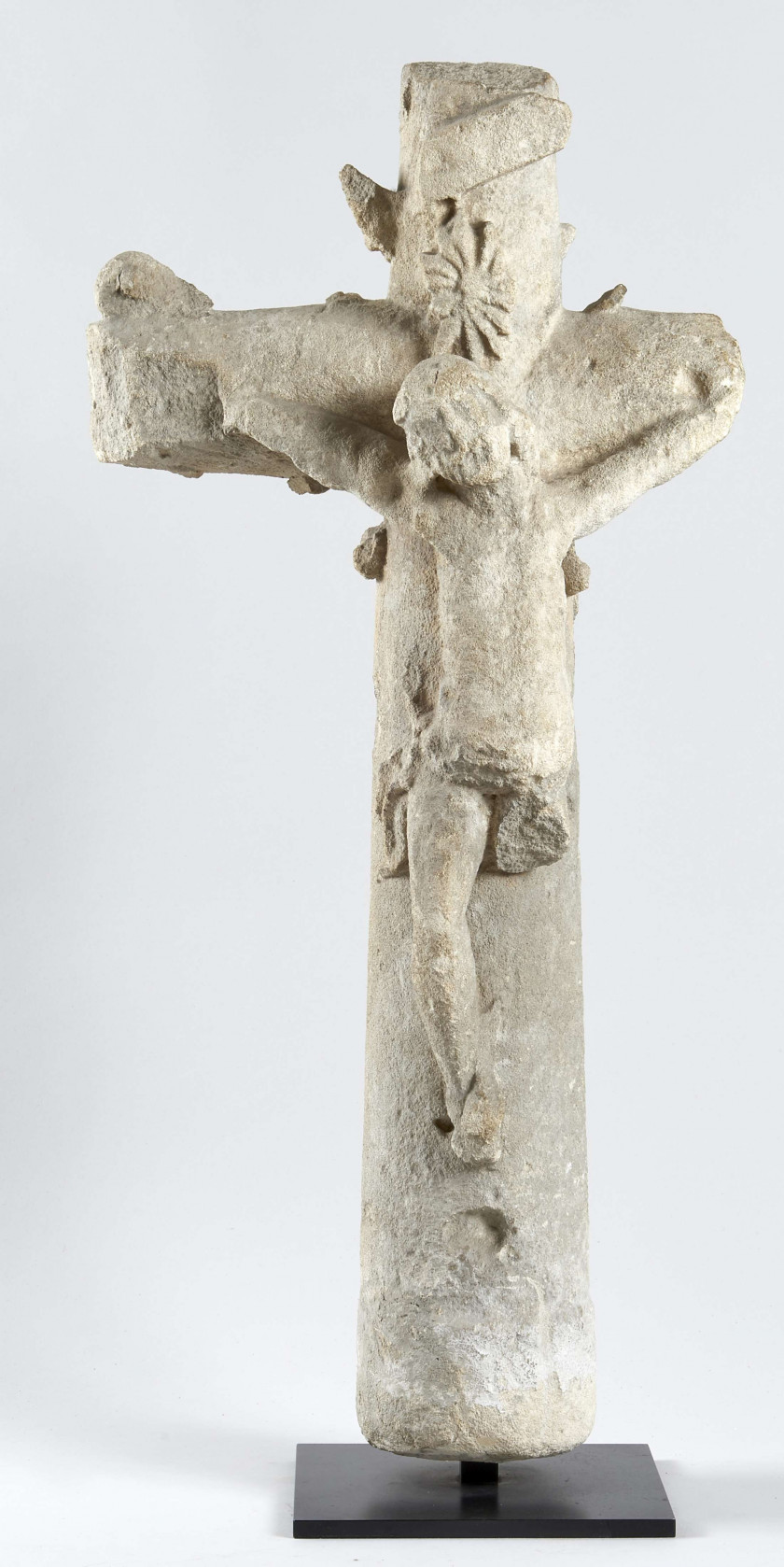 CROIX DE CALVAIRE En calcaire sculpté sur une face de la crucifixion, de l’autre de la Vierge à l’Enfant. Accidents et manques. Ha...